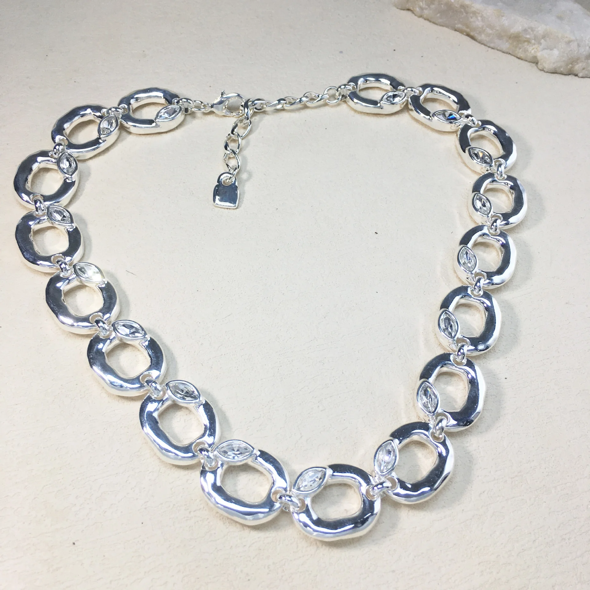 

2025 Spain's new niche design punk high-quality necklace, romantic Valentine's Day gift.