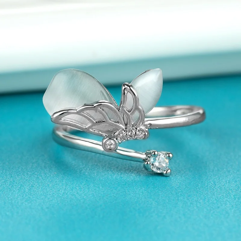 A Niche Fairy Butterfly Elegant Trendy Ring with A Light Luxury and Dynamic Diamond Design, Featuring An Open Mouth Accessory