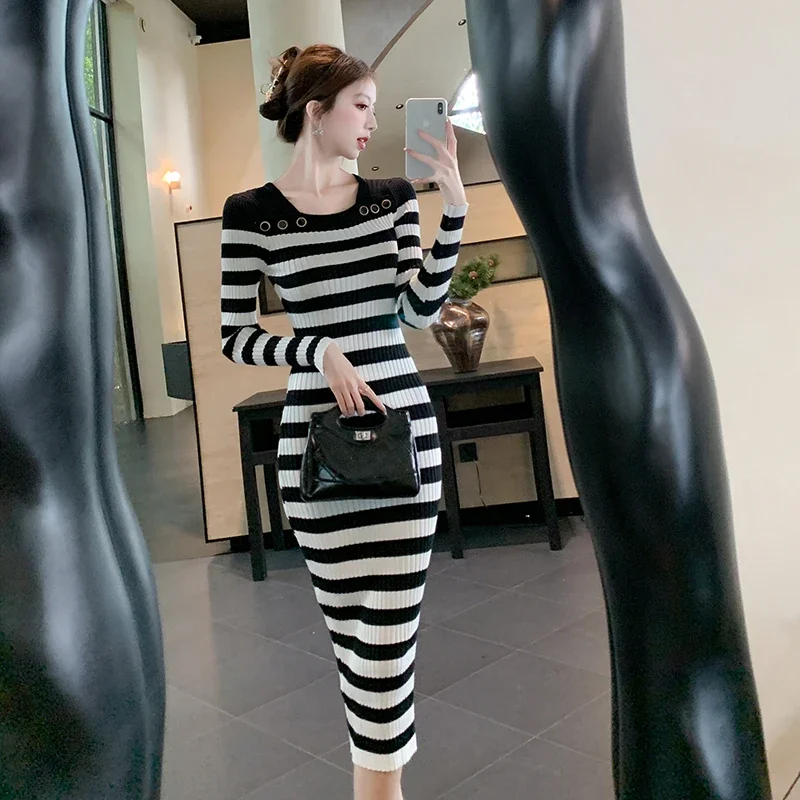 เดรสถักลายทางคอปาด cewek seksi หวานของผู้หญิงชุดเดรสแขนยาวเข้ารูปสะโพกฤดูใบไม้ร่วงและฤดูหนาว