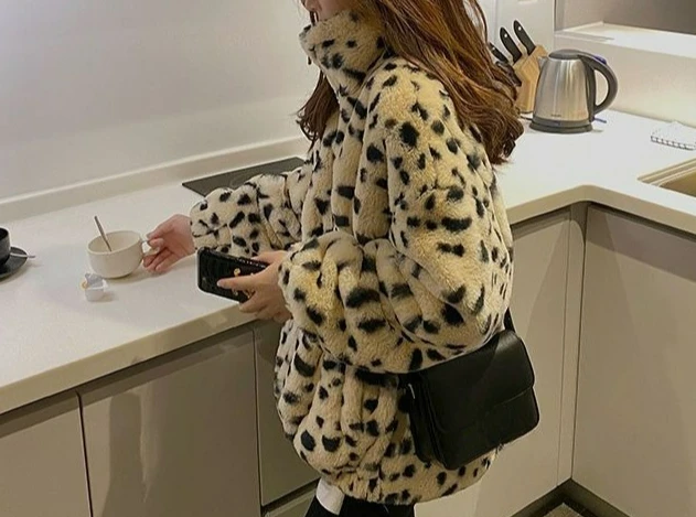 Nowy płaszcz damski na jesień i zimę 2025, pluszowy, uniwersalny, futrzany, casualowy, modny.