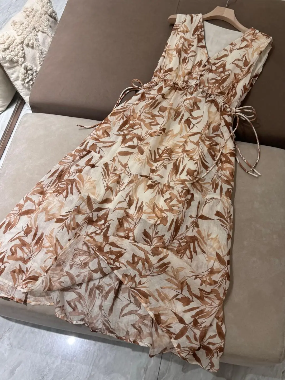 ชุดเดรสผ้าป่านผู้หญิงคอวีและเอวสําหรับกระชับสัดส่วนอารมณ์หรูหราและโรแมนติก