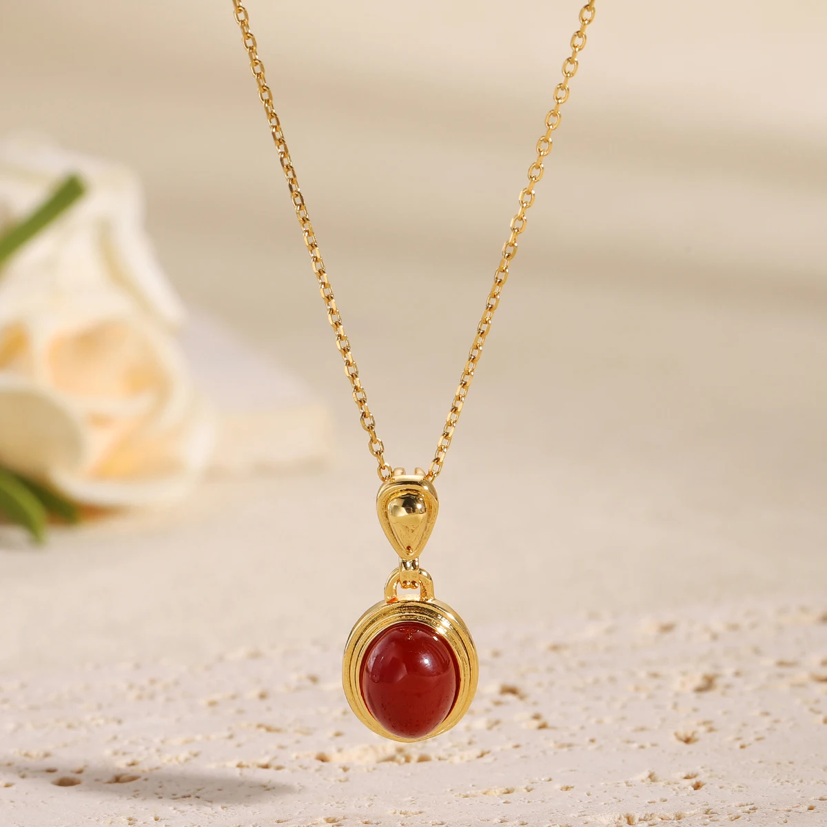 French Retro Gold Plated Red Carnelian Pendant Necklace for Women Elegant Round Red Agate Stone Choker Vintage Jewelry