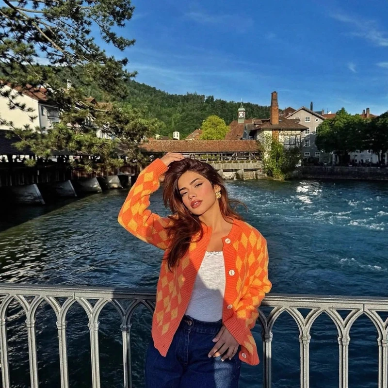 

2025 Autumn and Winter New Design Sense Contrasting Diamond Grid Simple Long Sleeved Round Neck Sweater for Women