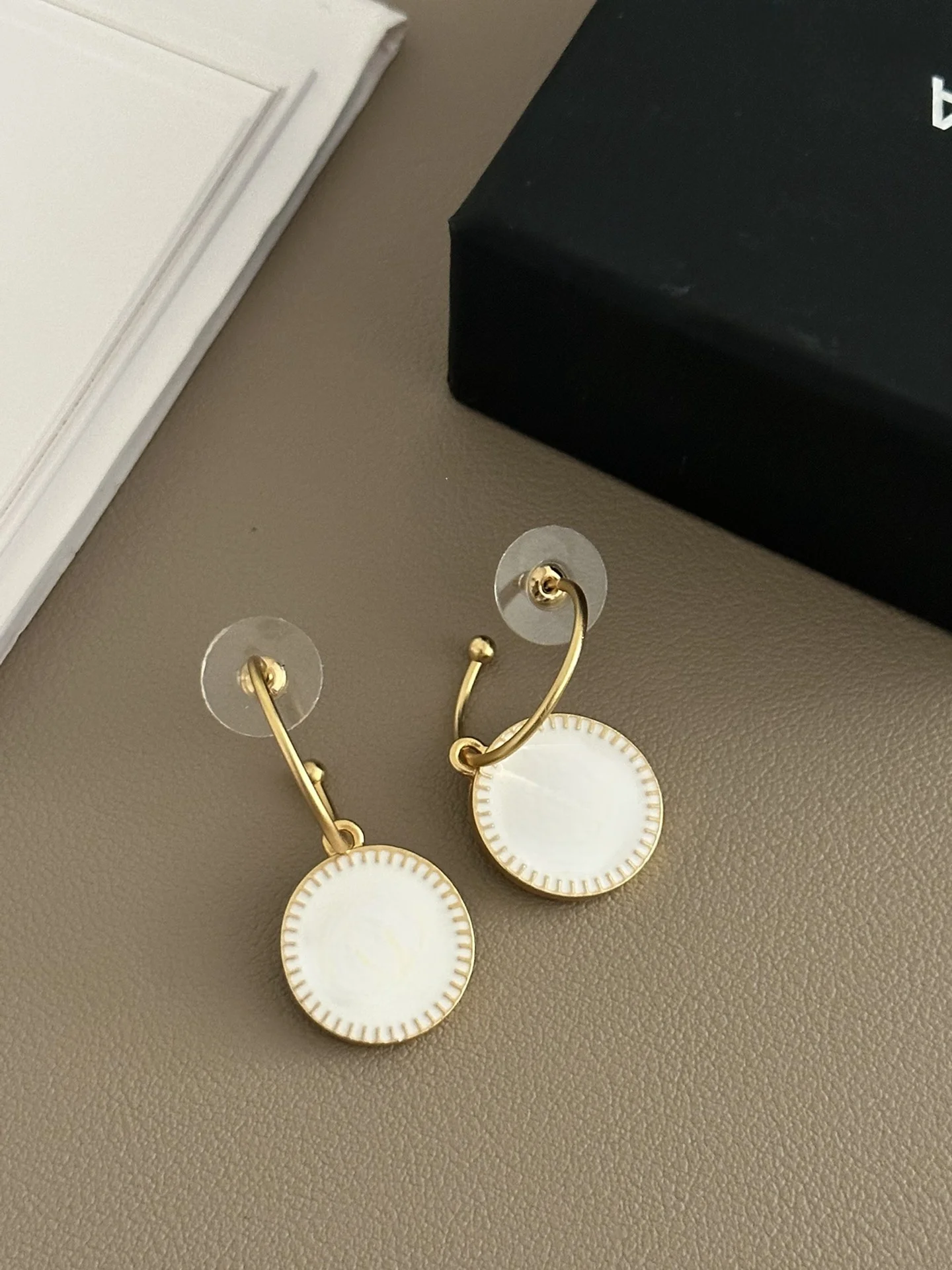 

Europe and the United States new high-end brand ancient style small fresh fashion earrings