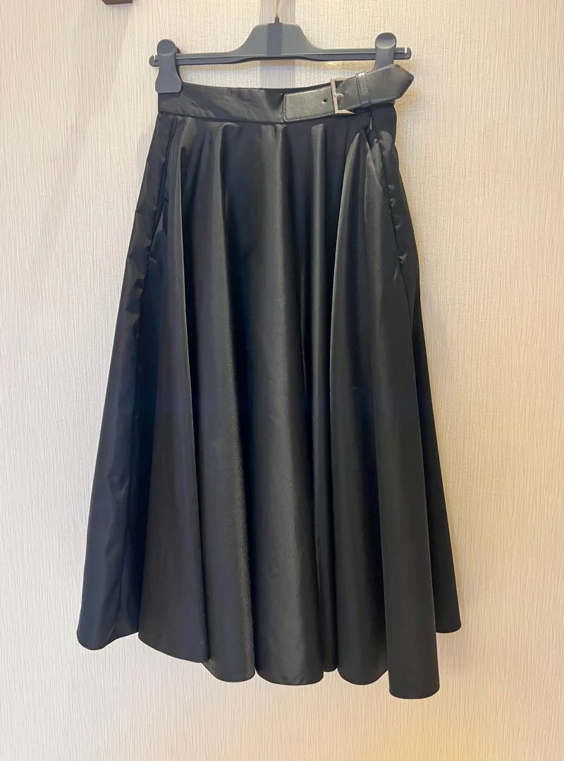 2024 Autumn/Winter New High Waist Half Skirt with Folded Skirt, Simple and Stylish Style, Large Skirt, Medium to Long Half Skirt