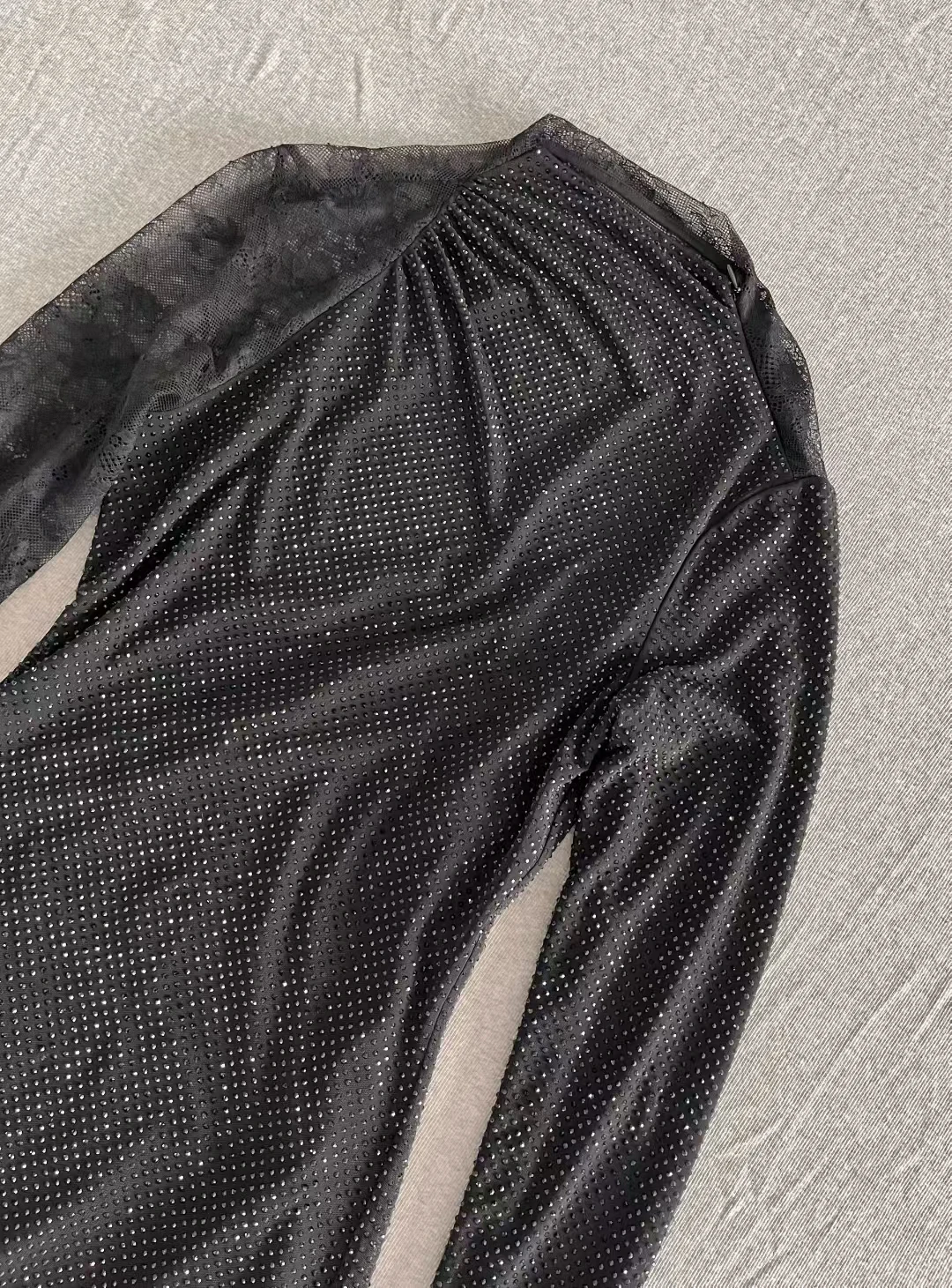 Damska seksowna sukienka mini z długim rękawem, zdobiona dżetami, koronką i patchworkiem, z odkrytymi plecami, luksusowa i modna.