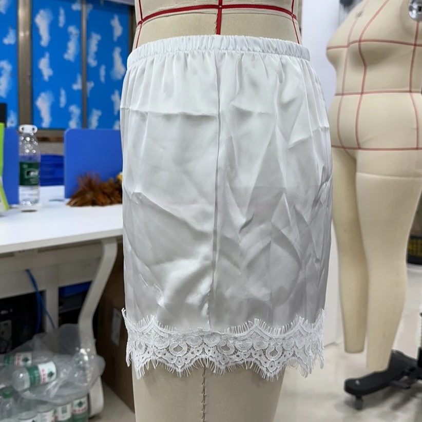 شورت نسائي من الدانتيل الساتان مع خاصية شورت قصير مريح مزين بالدانتيل الأسود للنساء شورت كاجوال للنساء