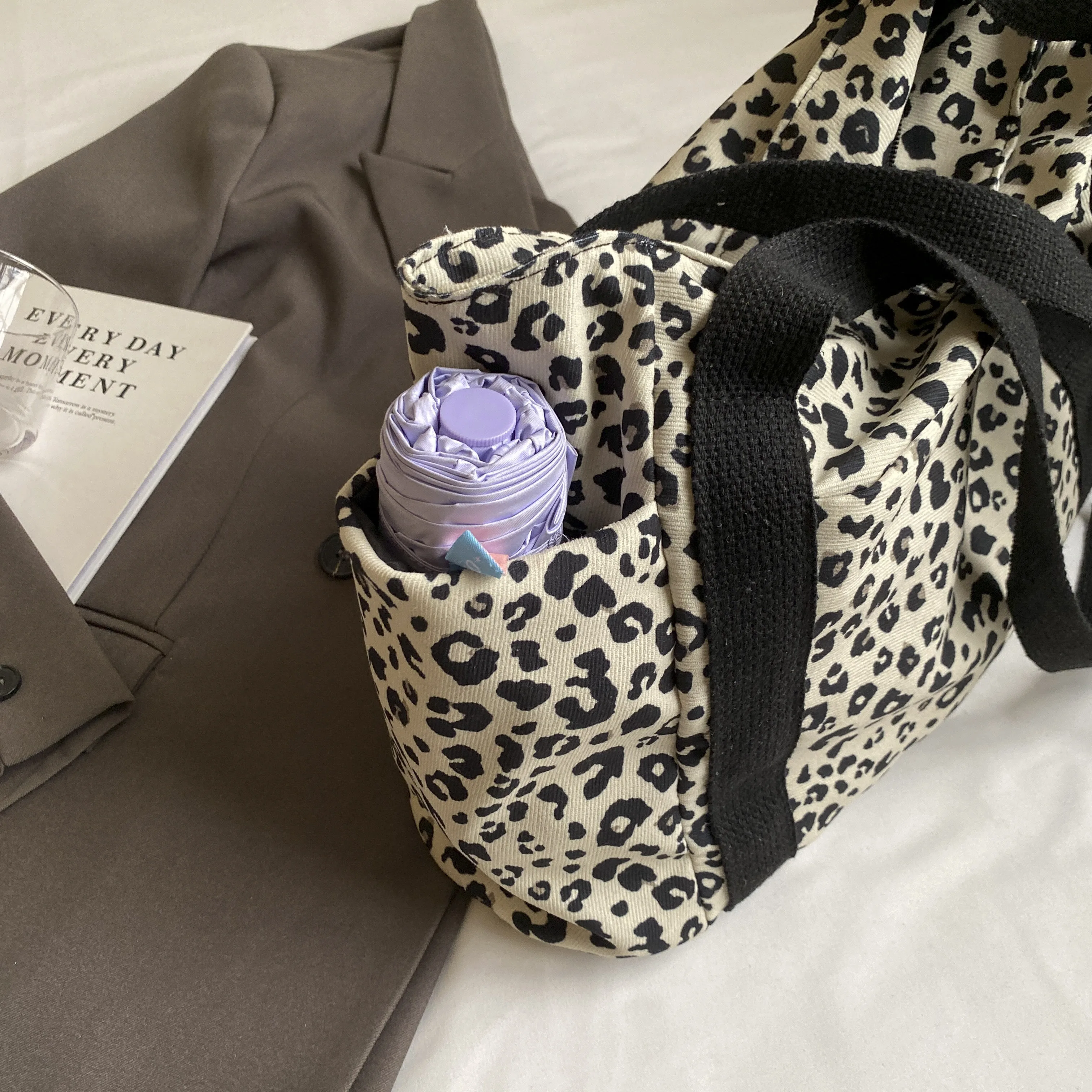 Fashionable leopard print minimalist casual large capacity tote bag for commuting to school