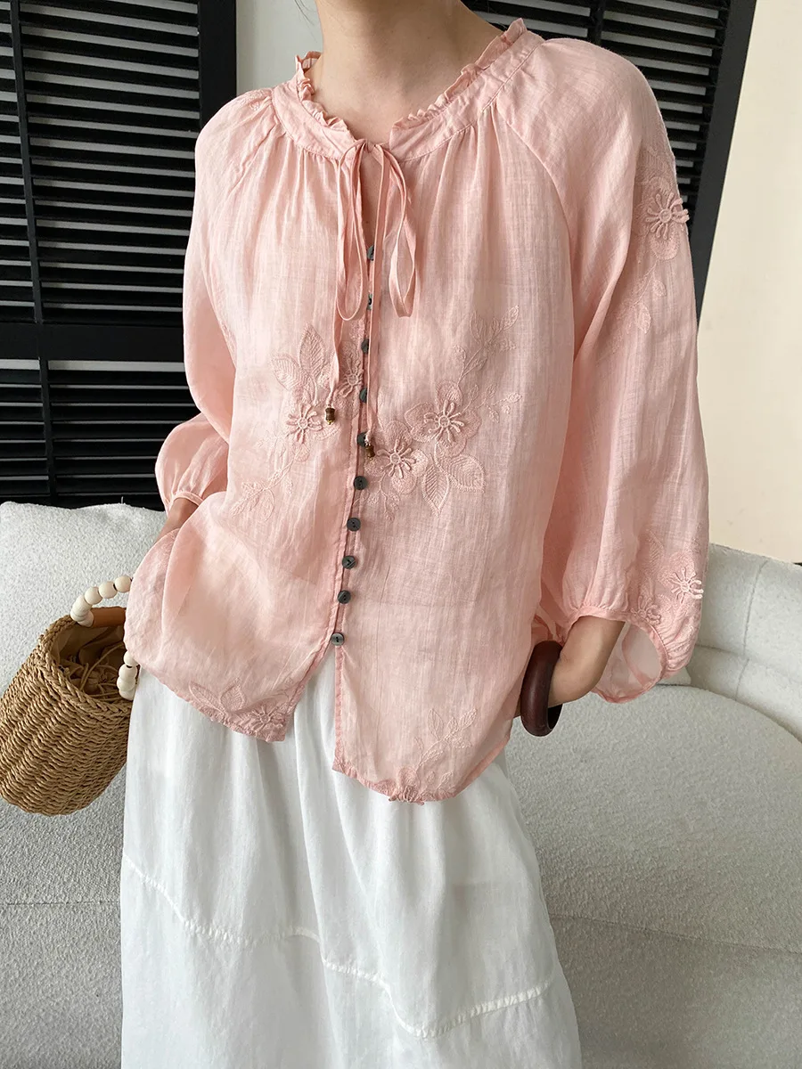 Sommerliches, einfarbiges Damen-Shirt in Schwarz mit Fungus-Edge-Spitze, schwerer Stickerei und Laternenärmeln. – Detail 13