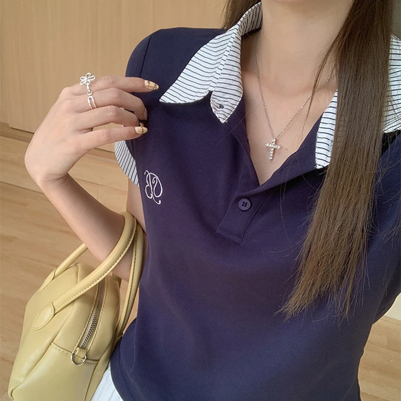 Schicke, gespleißte, gestreifte Revers-Kurzarm-T-Shirts für Damen, stilvolle Stickerei, Knöpfe, marineblaue T-Shirts, adrette, dünne, schmale Oberteile