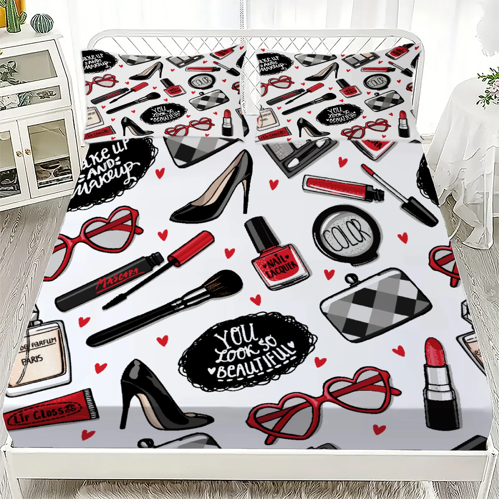 

Комплект из 3-х белых простыней с принтом: сердца, очки, обувь. Декор для комнаты девочек. Включает плоскую простыню и наволочки.