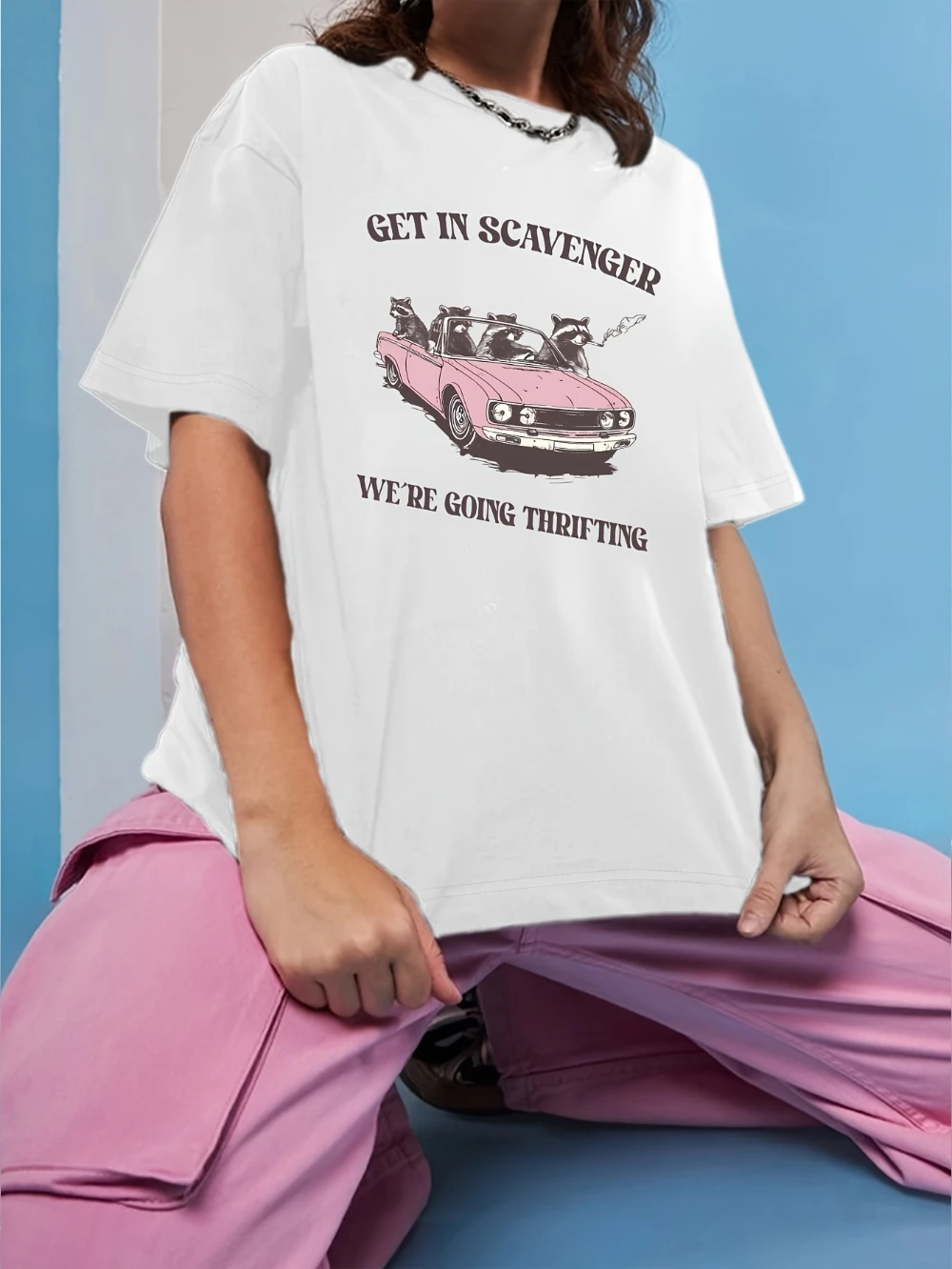 T-shirt à thème Frugal « Le Voyage du Chasseur de Déchets » – Motif Raton Laveur Amusant Exclusif pour les Amateurs de Marchés aux Puces – T-shirt Femme à Motif Raton Laveur