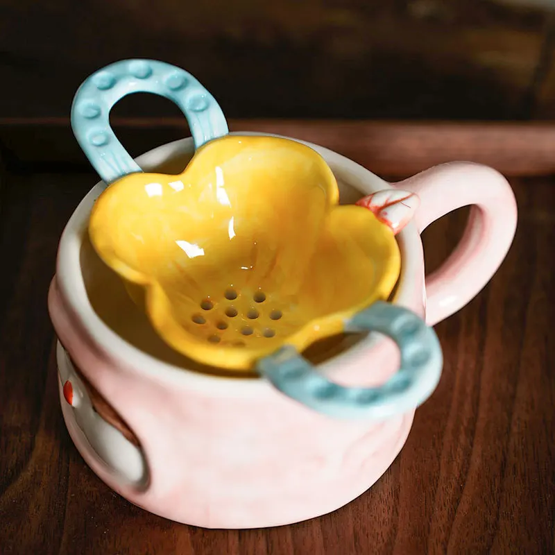 

New Creative Design of Ceramic Flower Shaped Tea Filter Handle Tea Strainer Tea Set Personalized Underglaze Color Fresh Cute Fun