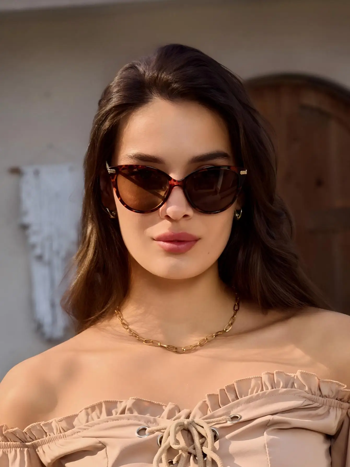 Gafas retro minimalistas de moda con forma de ojo de gato con extremos decorativos de patillas, adecuadas para fotografía y conducción de uso diario