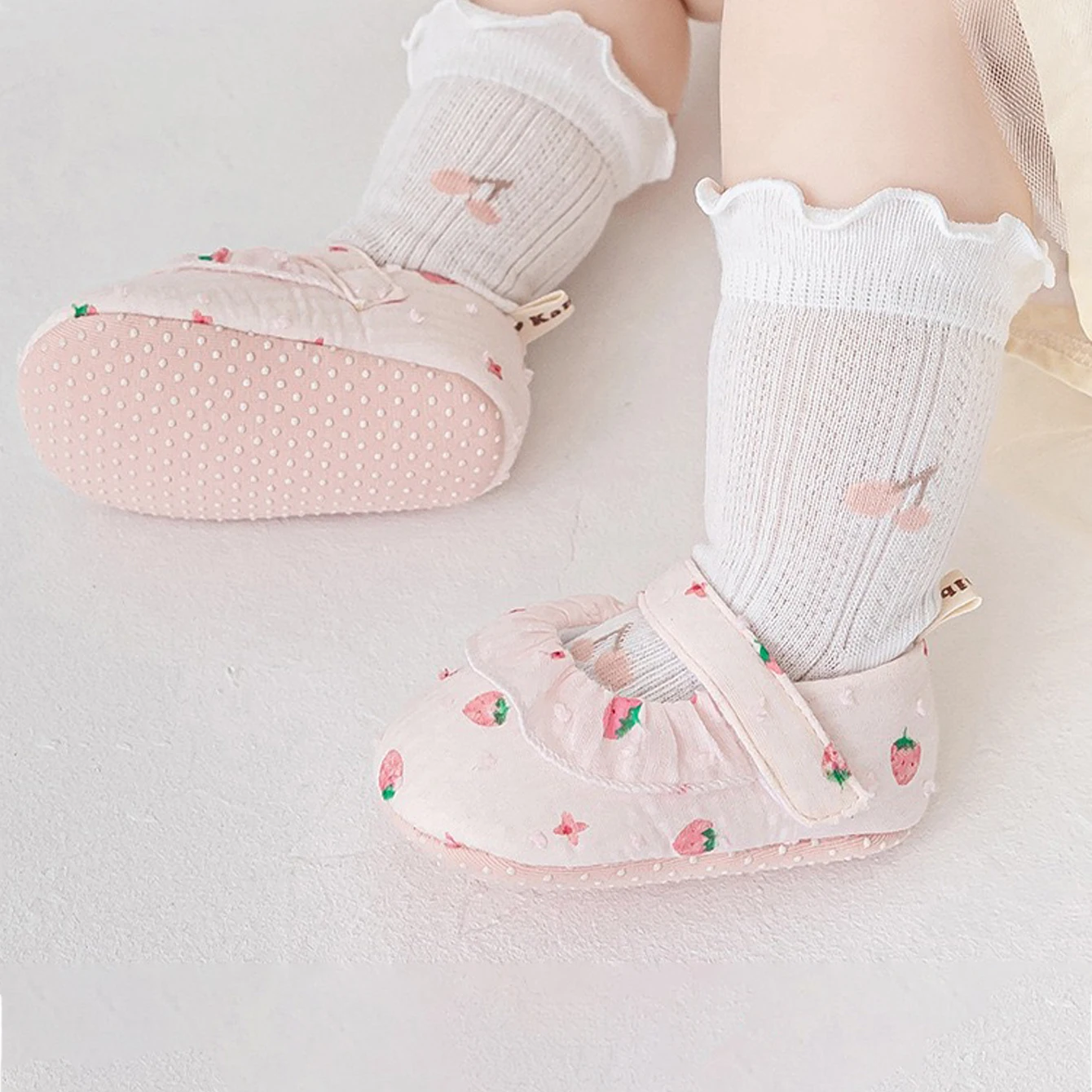 حذاء جوارب لحديثي الولادة لا ينزلق لأسفل ، طفل صغير ، حذاء برباط الأميرة ، طفلة رضيعة ، 0-2 طن ، الصيف ، فراولة ، أرضية ، ربيع ،