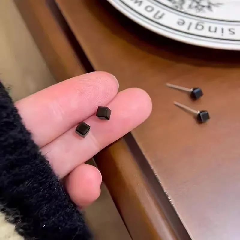 

Простые миниатюрные черные квадратные серьги-гвоздики, нишевый дизайн, новые универсальные серьги.