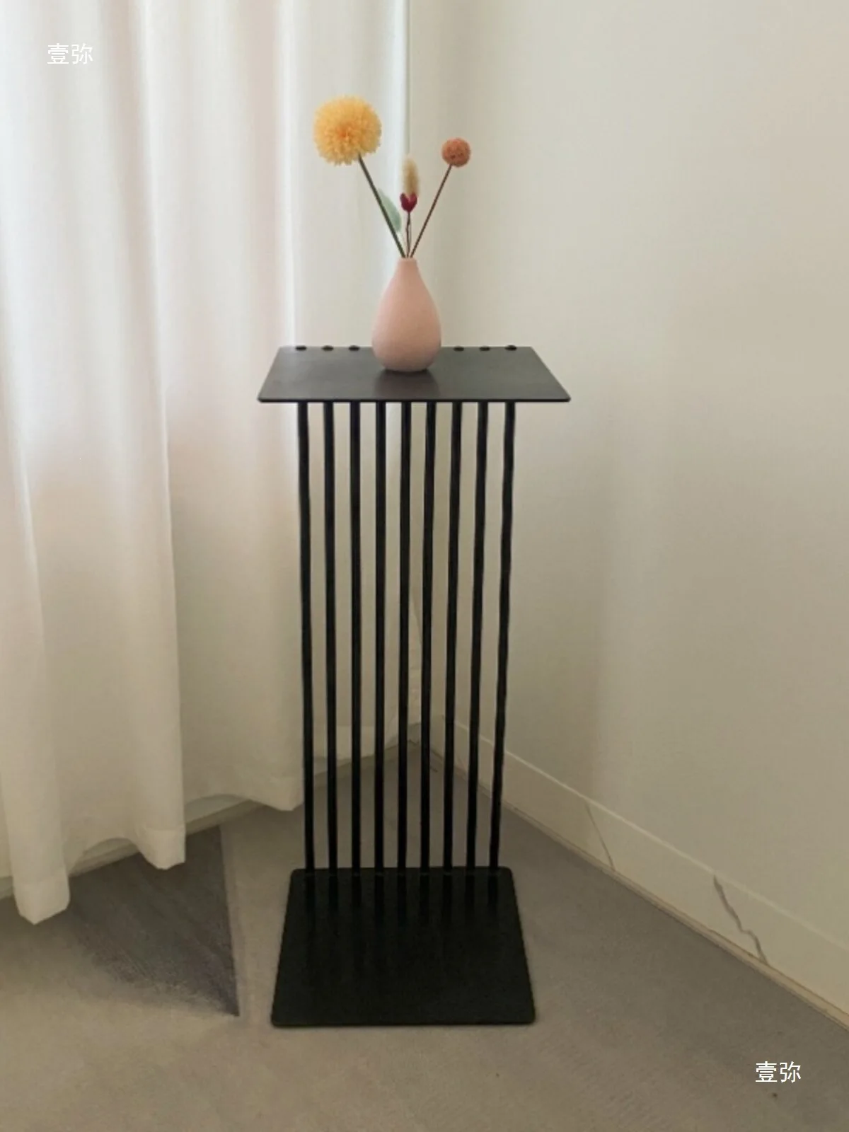 Nordic light luxury C-shaped side table Internet celebrity mini U-shaped wrought iron sofa small