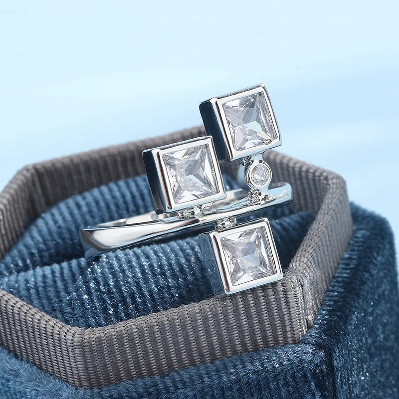 

Элегантное и стильное кольцо из серебра S925 с квадратным цирконом для женщин