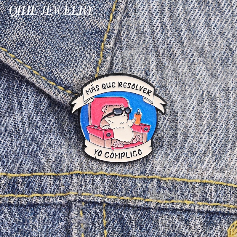 Cute Hamster MÁS QUE RESOLVER YO COMPLICO Enamel Pins Funny Humor Spanish Animal Brooches Lapel Badge Jewelry Gift for Friends