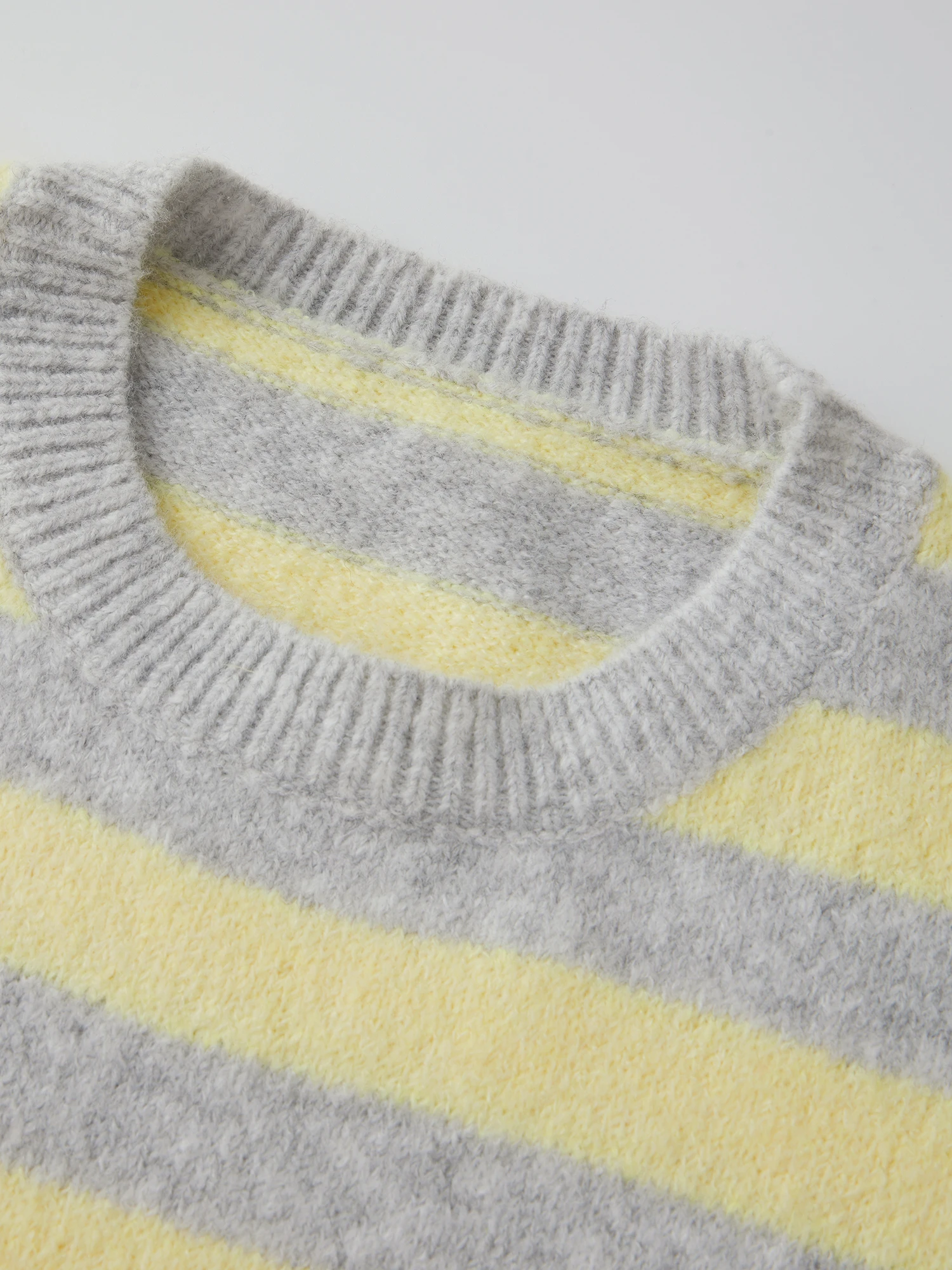 Damski kombinezon w kwiatowy wzór z odkrytymi ramionami, falbankami i paskiem, letni strój plażowy dla kobiet.