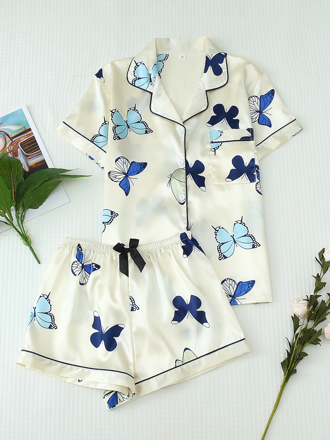 Two-Piece Comfortable Satin Butterfly Print Lapel Button-Down Short-Sleeve Top with Pockets and Bow Shorts Spring/Summer Women's Pajama Loungewear Set Suitable for Home Use