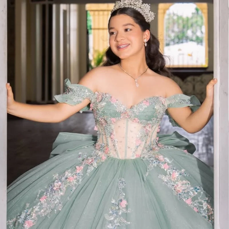 

Оливково-зеленое платье для квинсеаньеры с открытыми плечами, блестками, кристаллами, 3D цветами, длинным шлейфом и бантом. Индивидуальный пошив.