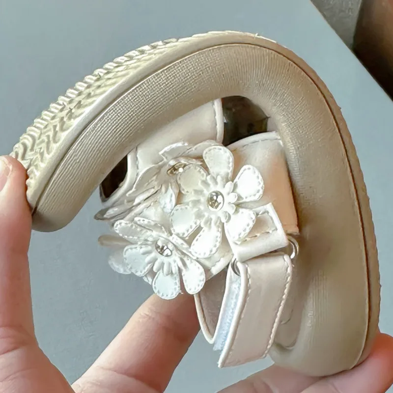 Nuevas sandalias sólidas de verano para niños, sandalias antideslizantes de PU con flores para niñas pequeñas, zapatos de playa suaves con gancho de princesa para niños