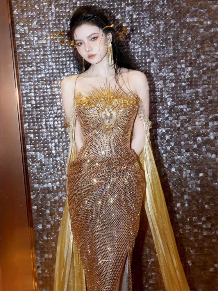 A golden strapless light luxury niche fishtail host's heavy sequined toasting dress
