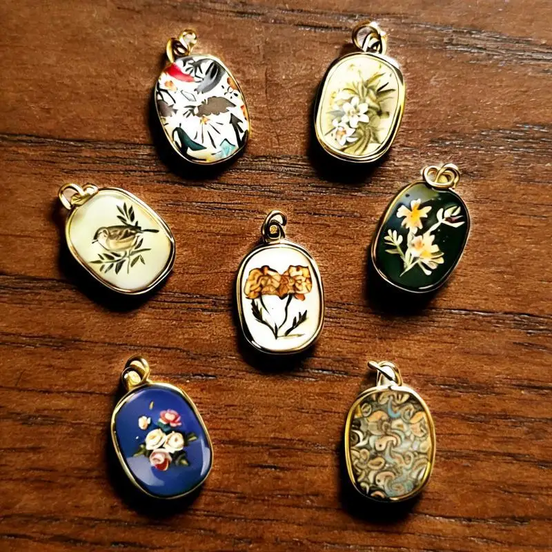 Vintage-Anhänger in Goldoptik, oval, mit Emaille, handbemalt, verschiedene Designs für die Herstellung von Schmuck, Halsketten, Armbändern und Geschenken. – Detail 2