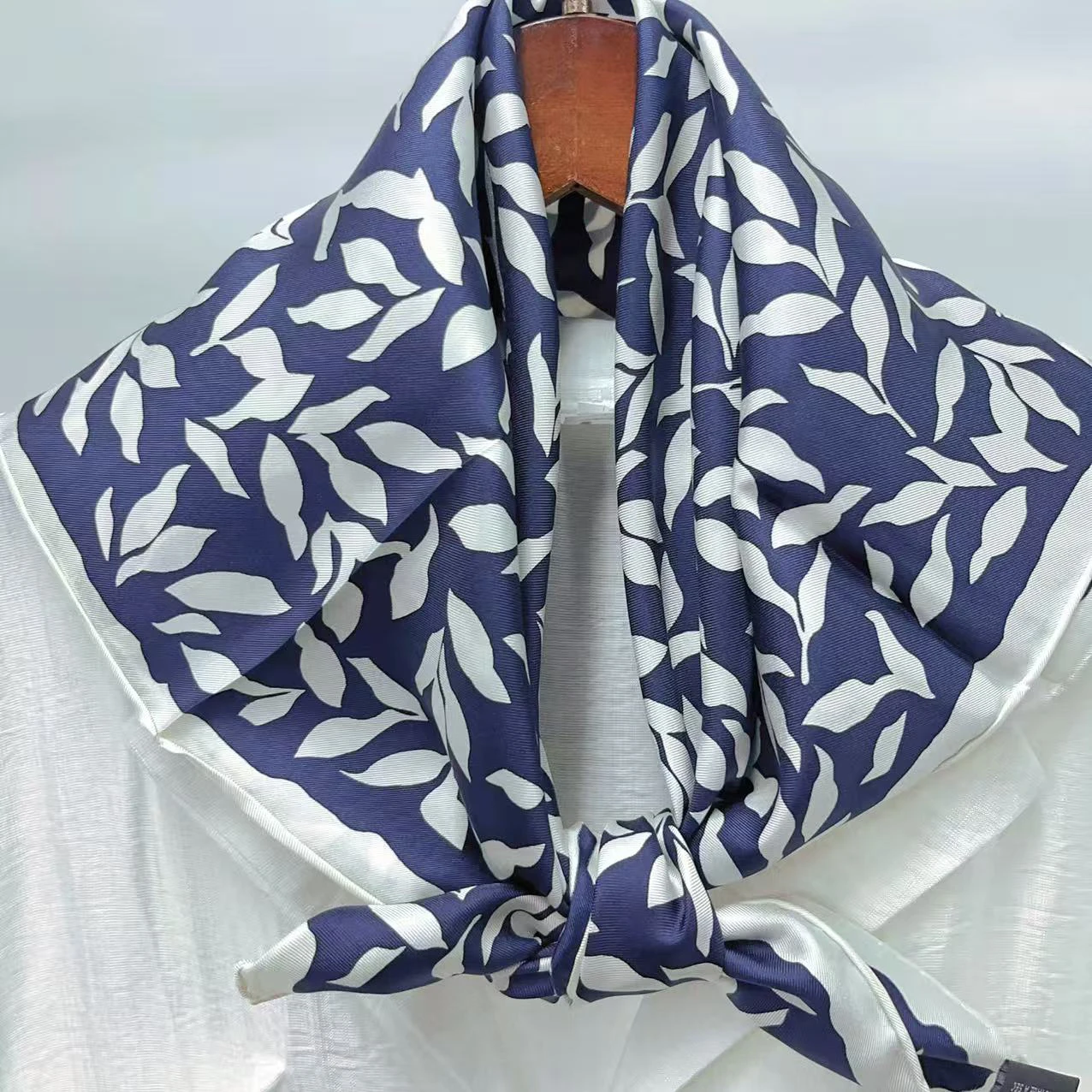 手巻きエッジシルクスカーフ-プリントテーブルボードハンカチ-4匁マルベリーシルク-多機能スカーフ-すべての年齢層向け