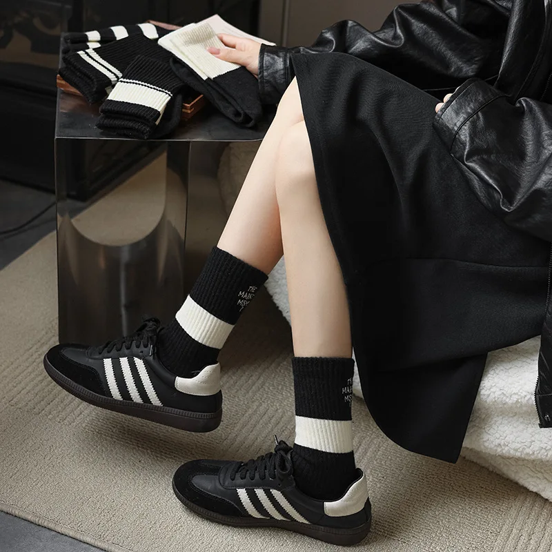 ถุงเท้าข้อกลางลายสองแถบคลาสสิกสำหรับผู้หญิง รุ่นใหม่ปี 2025 ผลิตจากผ้าขนสัตว์ผสมฟลีซ ป้องกันการเกิดขุย
