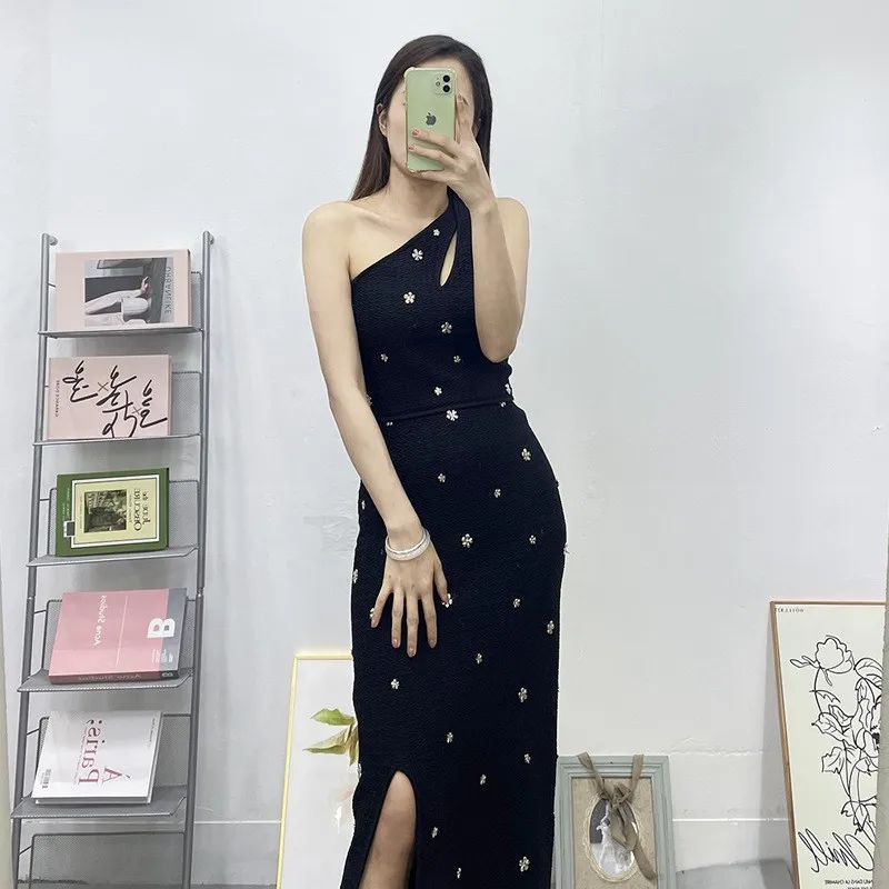 

Элегантный женский комплект для подружки невесты: платье на одно плечо с высоким разрезом, облегающий топ на бретельках с вырезом халтер, юбка средней длины