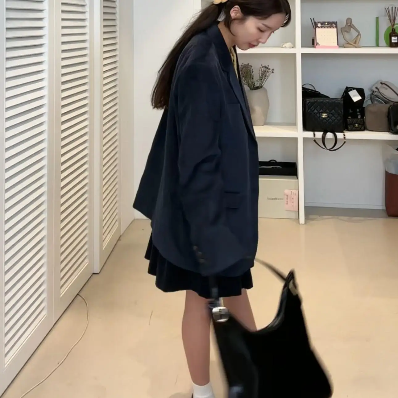 

Spring 2024 Smoothmood Dongdaemun Velvet Suit Jaet And Skirt Set Versatile Ele Loose Fit Long Sve V Ne Button Detail