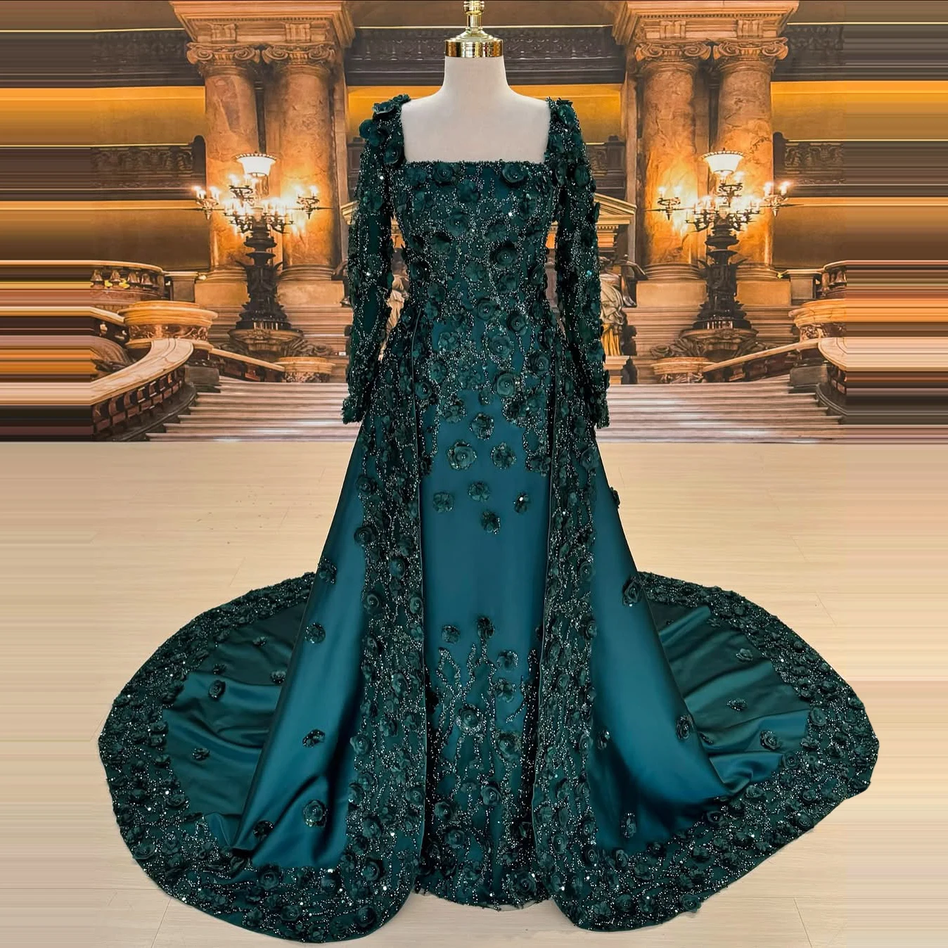 

Вечернее платье с вышивкой из бисера и квадратным вырезом, длинными рукавами и шлейфом. Вечернее платье в стиле ретро в дворцовом стиле.