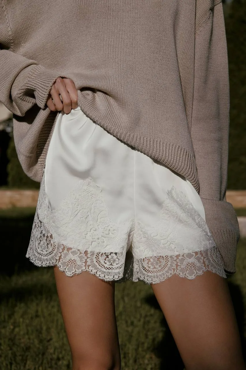 Ivoorwitte shorts met kanten bijgesneden dameskleding zomerstijl ademend polyester mix vrijetijdskleding