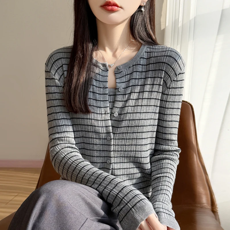 

Комплект из двух предметов: топ-камизоль и кардиган из тонкой шерстяной полосатой вязки, удобный и универсальный свитер с круглым вырезом, модный повседневный топ.