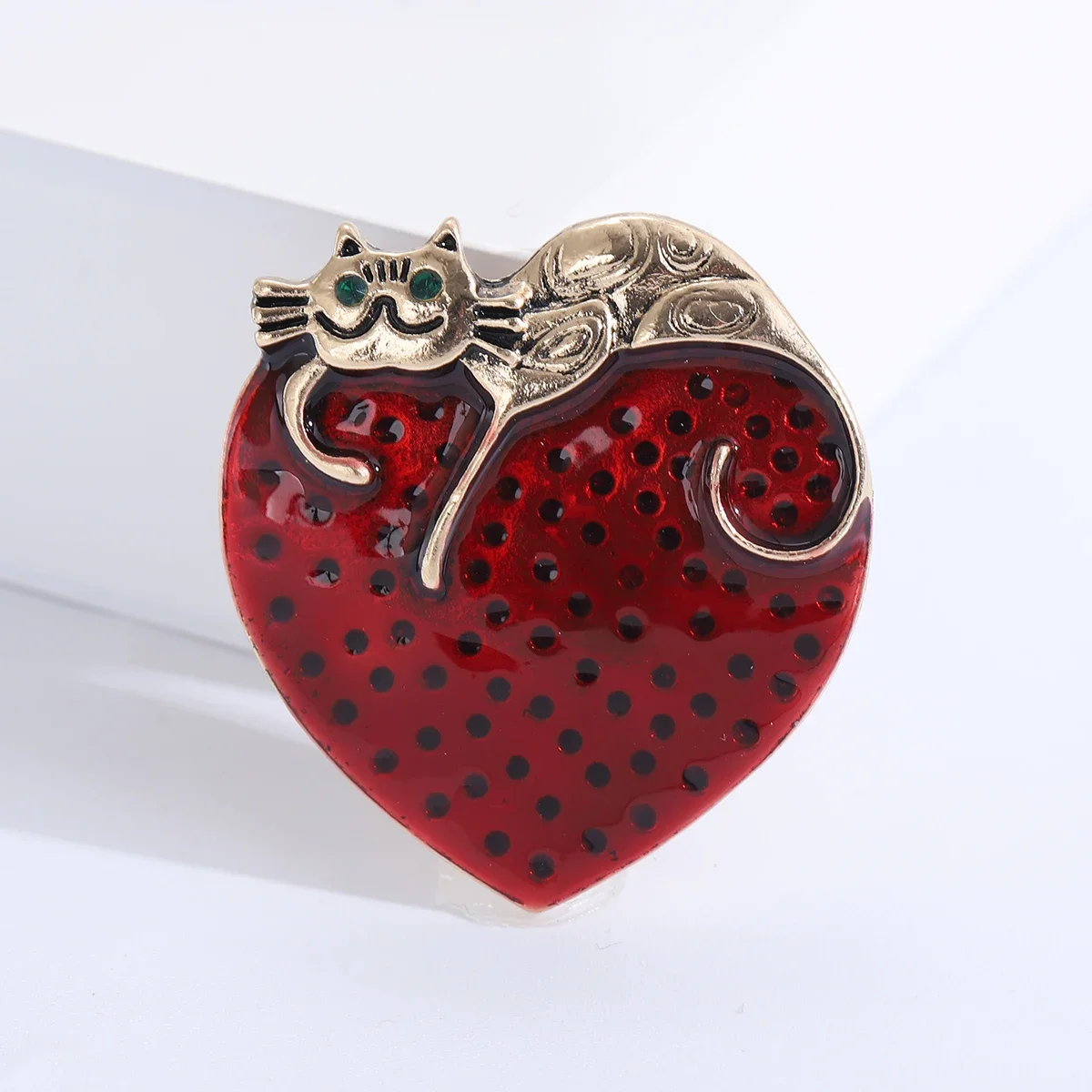 Lovely Enamel Heart Cat Brooches for Women Unisex Animal Pins Casual Party Accessories Gifts