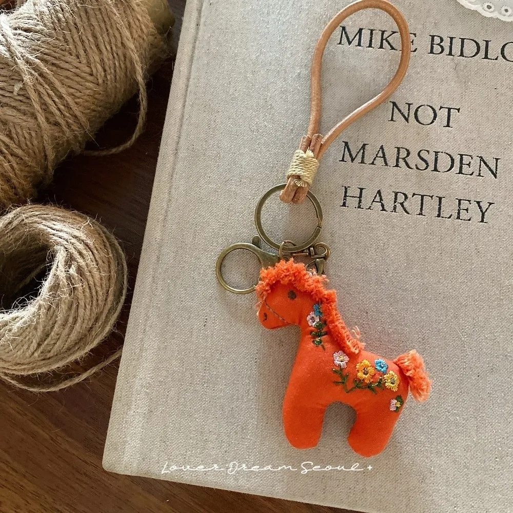 جديد الكرتون الحصان المفاتيح لطيف على ظهره سحر ريترو ستايل التطريز الحصان سنة مفتاح سلسلة هدايا عيد الميلاد