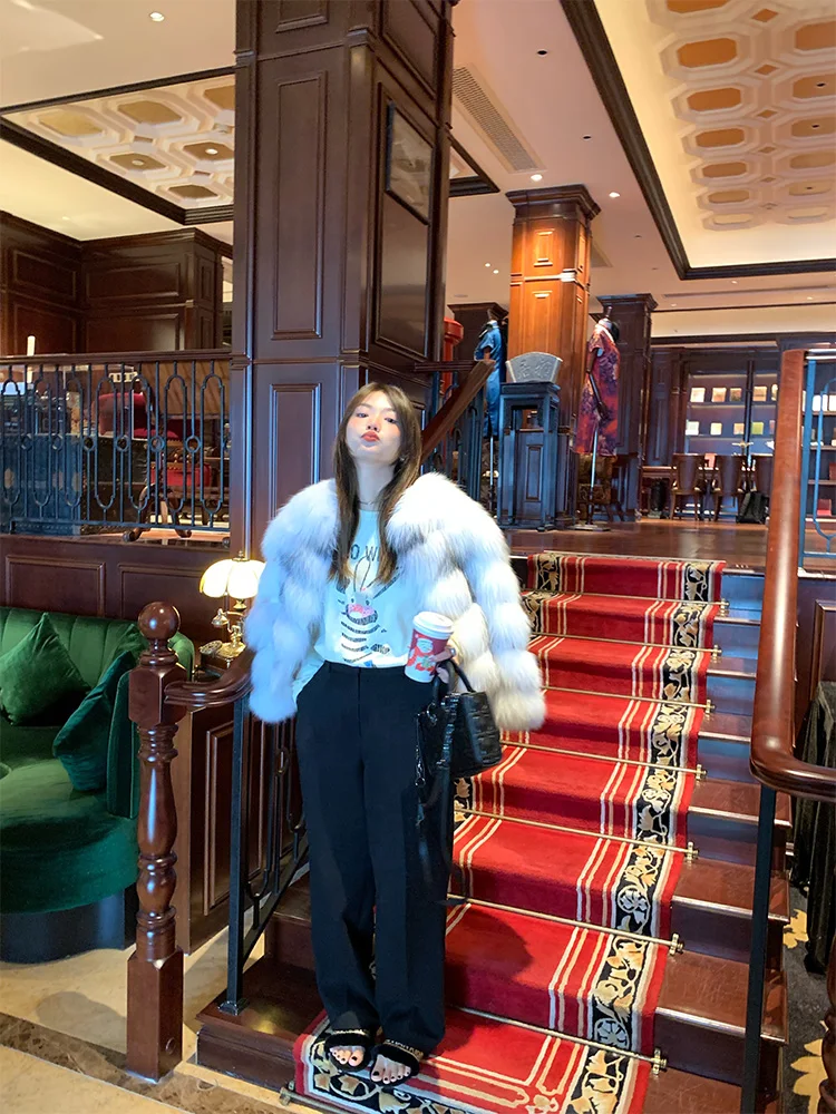 Biały futrzany płaszcz damski, designerski, naturalne futro, odzież wierzchnia, dojazdy do pracy, zapinany na zamek, długi płaszcz.