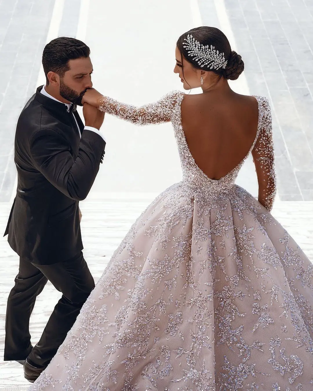 Luxury Beaded Wedding Dress 2023 Princess Sequins Off Shoulder Tulle Bridal Gowns Long Train Backless Bride Arabic Dubai