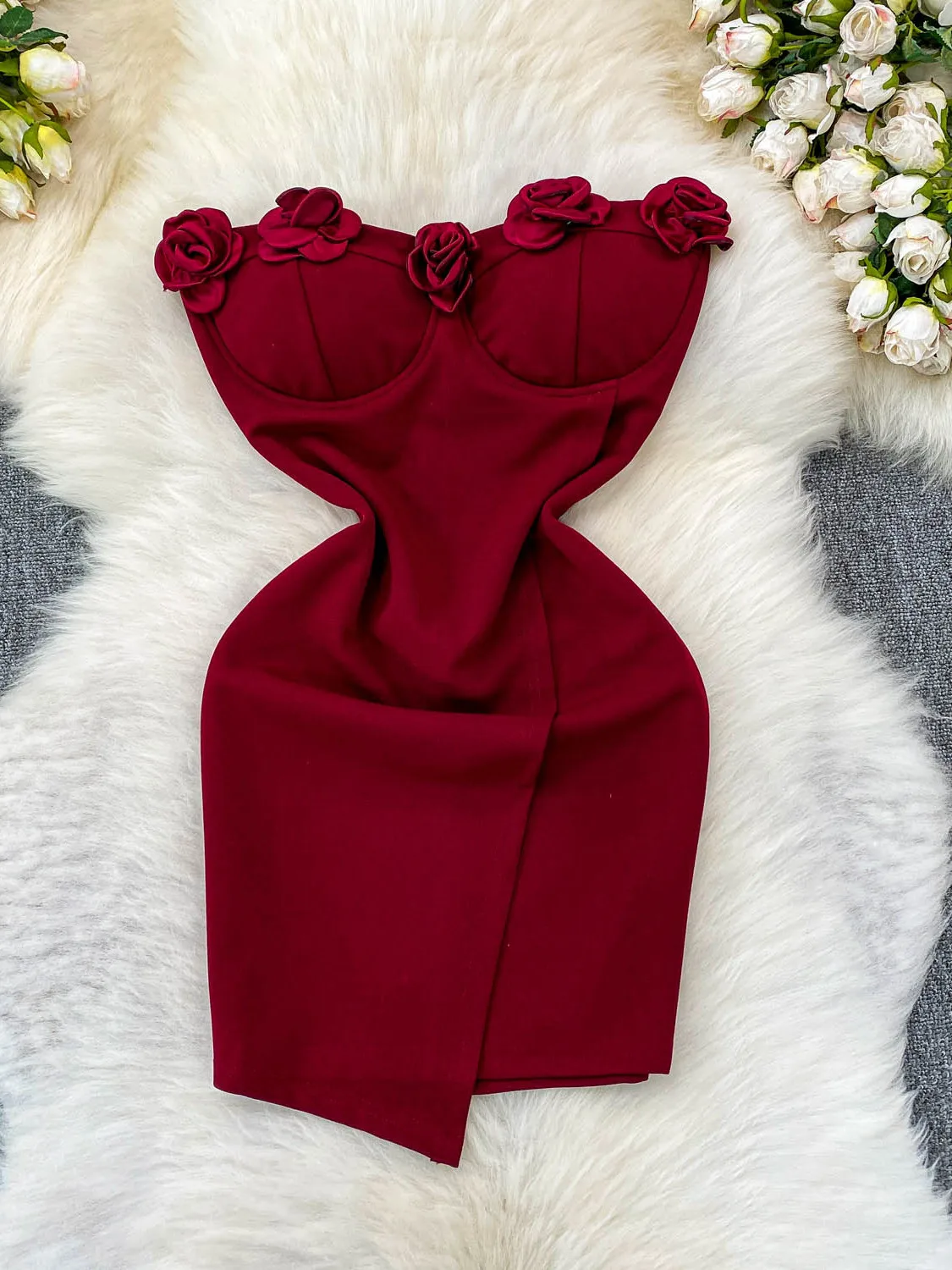 Vestido F de Verão Estilo Bustier com Um Ombro Só, Detalhe Floral 3D, Cintura Alta Irregular e Efeito Emaecedor, Est...