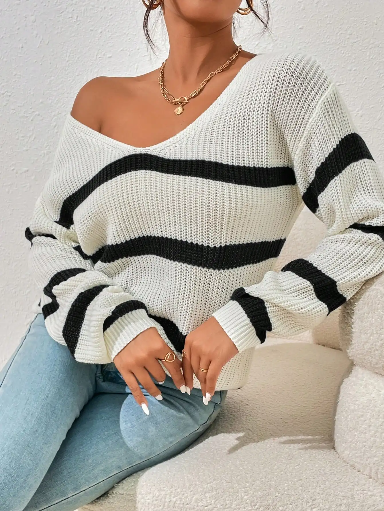 Sweter z dzianiny w paski z dekoltem w serek i obniżonymi ramionami, długi rękaw, casualowy top na jesień i zimę.