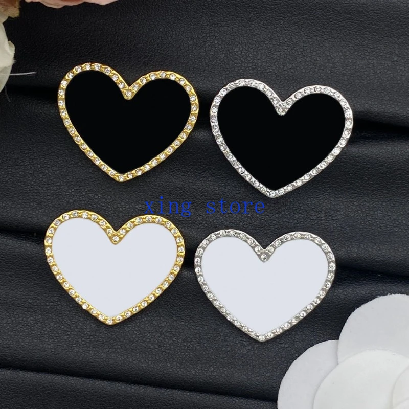 2024 Fashion New Sweet and Romantic Style Round Cut Crystal Inlaid Heart shaped Women's Breast Pin