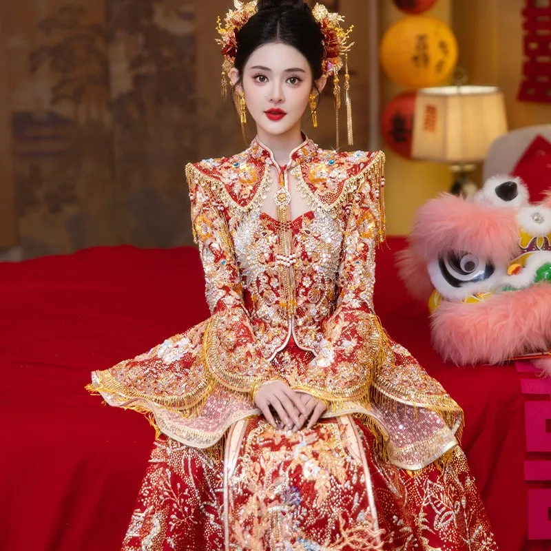The new Chinese-style wedding dress dragon and phoenix gown features a Chinese style