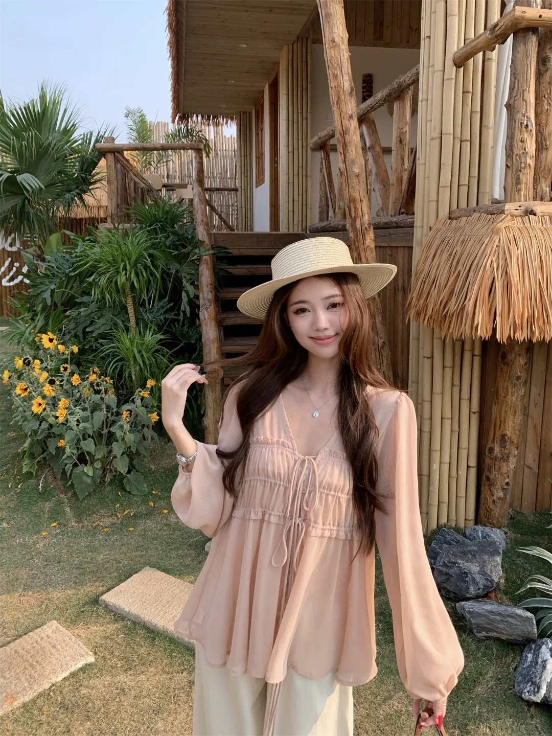 

Новинка: Элегантная женская шифоновая блузка в корейском стиле с длинным рукавом, V-образным вырезом, бантом и плиссированными рукавами-фонариками. Идеально для лета.