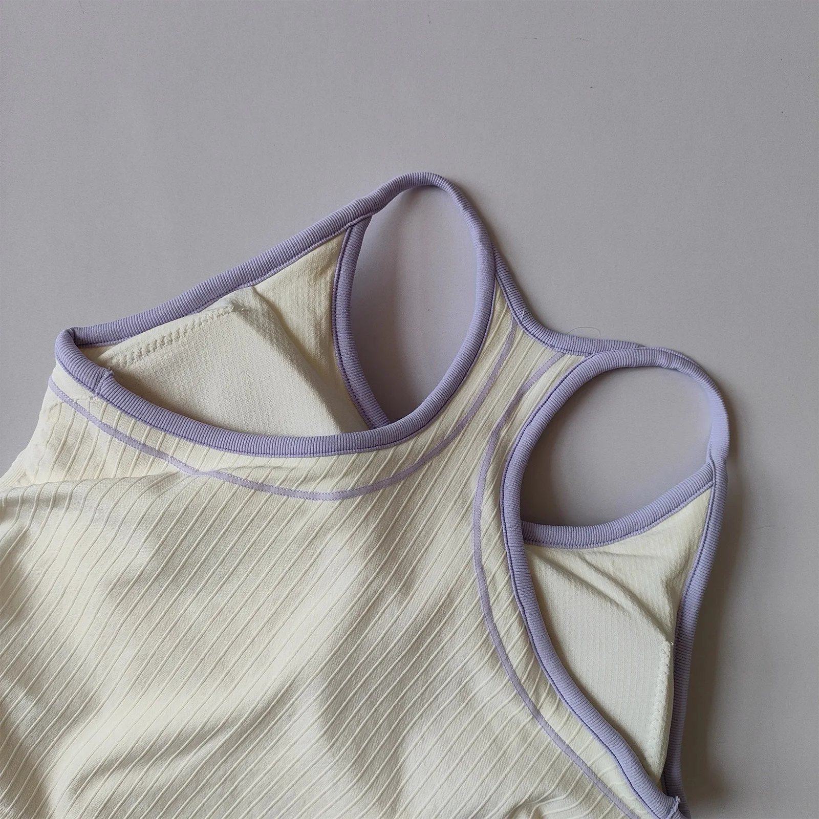 Damen Color-Block-Träger-Sporttop, Taillenformendes Yoga-Pilates-Fitness-BH mit eingebauten Polstern – Detail 14