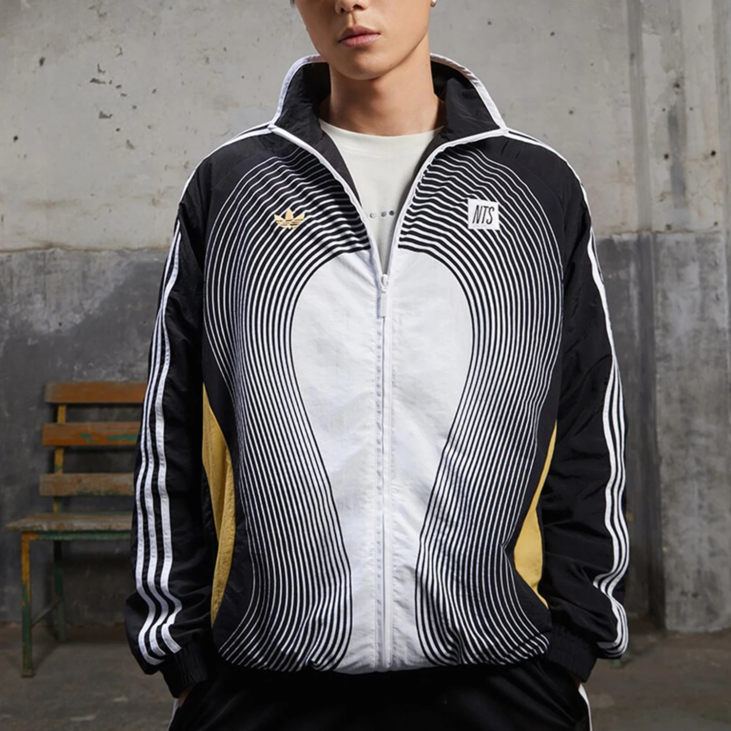 

Официальная мужская тканая повседневная спортивная куртка Adidas с тремя полосками и воротником-стойкой JI5063