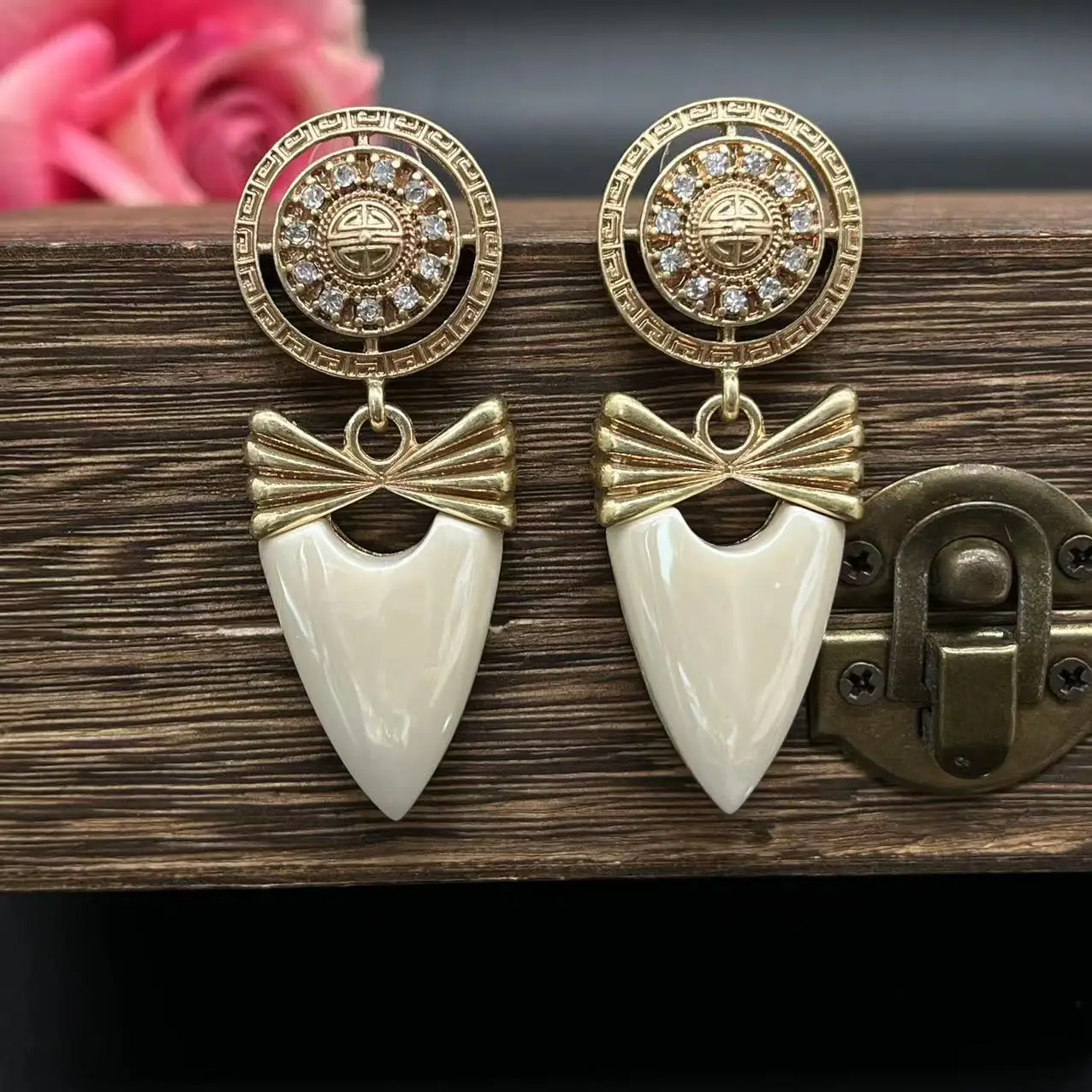 

European and American vintage round white water droplet bow earrings