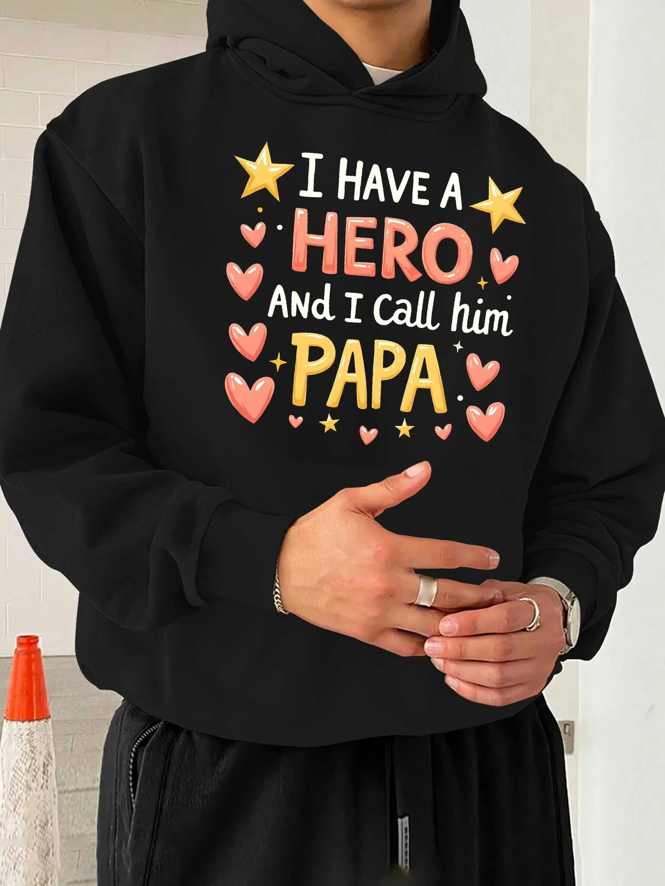 لدي سترة بغطاء للرأس بتصميم يتميز عبارة "لدي بطلًا، وأنا أطلق عليه أبي" مع أنماط النجمة والقلب. #1