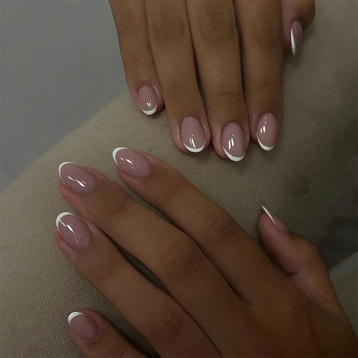 Einfache klassische französische Nude-Pink kurze runde künstliche Nägel, Kunst-Nägel, Charms, Glitzer, französischer weißer Rand, Press-on-Nägel, Spitzen